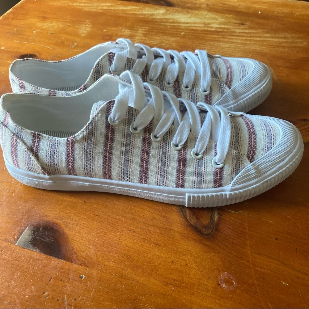 Universal Thread Sneakers - Picture 2 of 6